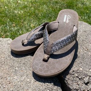 CLARKS COLLECTION~’WOMEN’S LIYA GANDER’~OPEN TOE~CASUAL FLIP FLOP SANDALS
~BRST